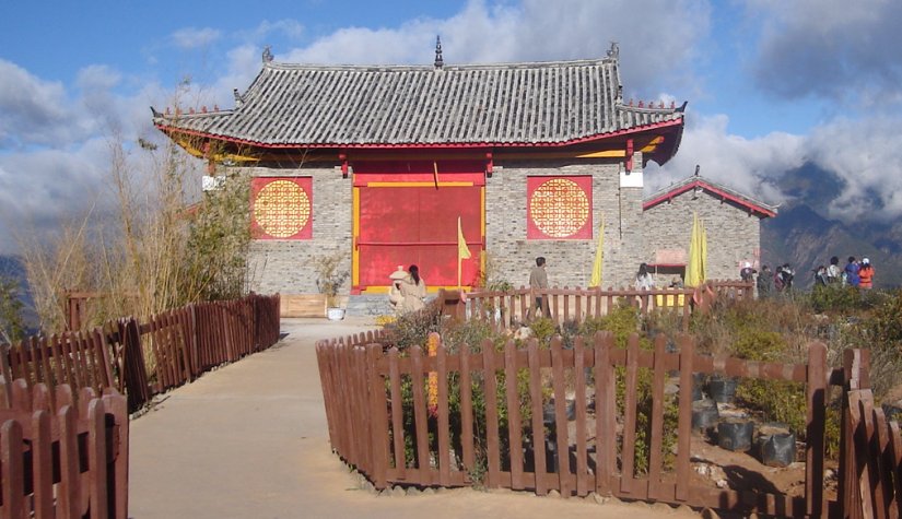 Temple at viewpoint for Yangtse River Valley