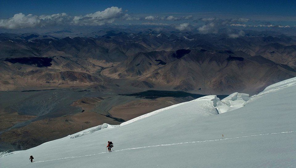 Descending Mustagh Ata ( 7546m ) in the Pamirs in Xinjiang province of China