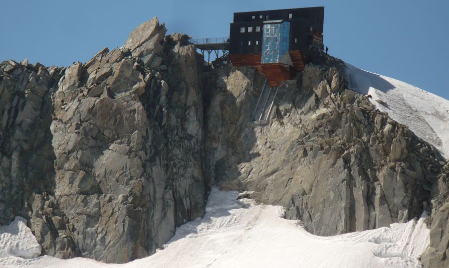 Refuge des Cosmiques above Col du Midi