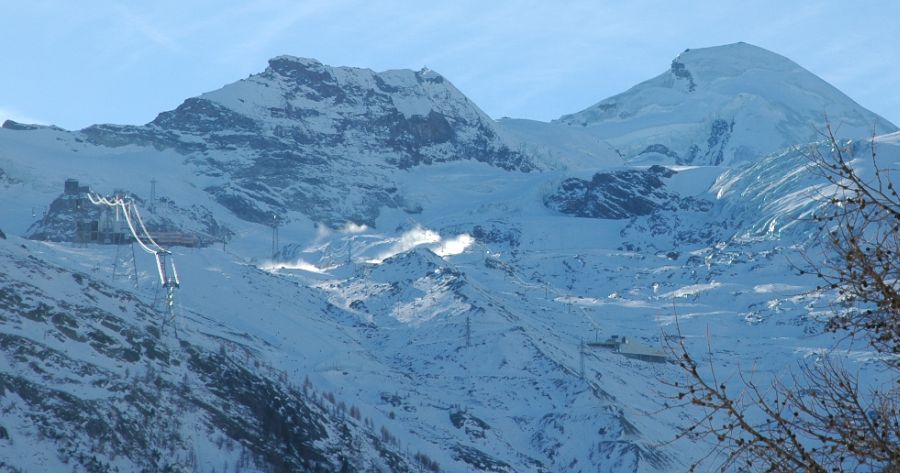 Ski lifts and Allalihorn above Saas Fe