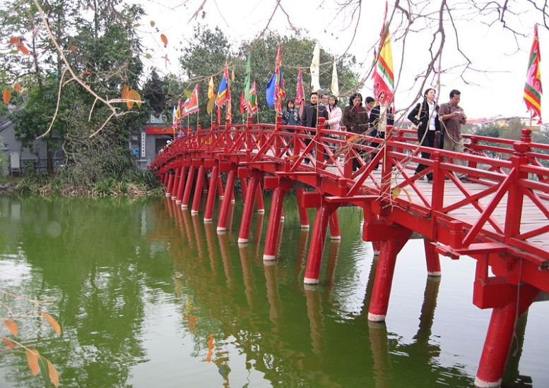 Thea Huc Bridge to Jade Mountain Temple ( Ngoc Son ) in Sword Lake ( Ho Hoan Kiem )