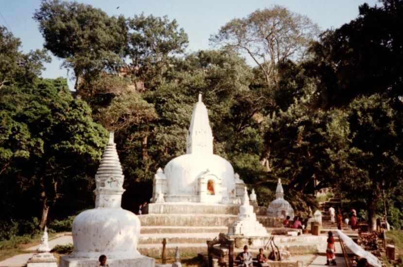 Chorten ( Buddhist shrines ) at Swayambunath ( the " Monkey Temple " ) in Kathmandu