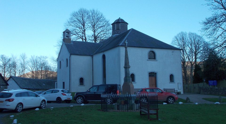 Church and War Memorial in Killin