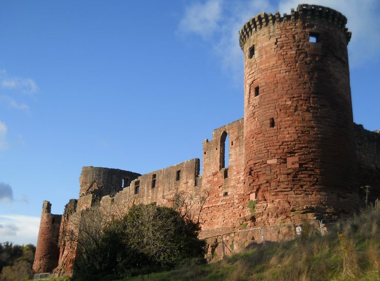 Bothwell Castle above the walkway alongside the River Clyde