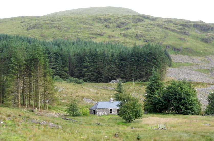 Culsharg bothy beneath Benyellary on the ascent route to The Merrick