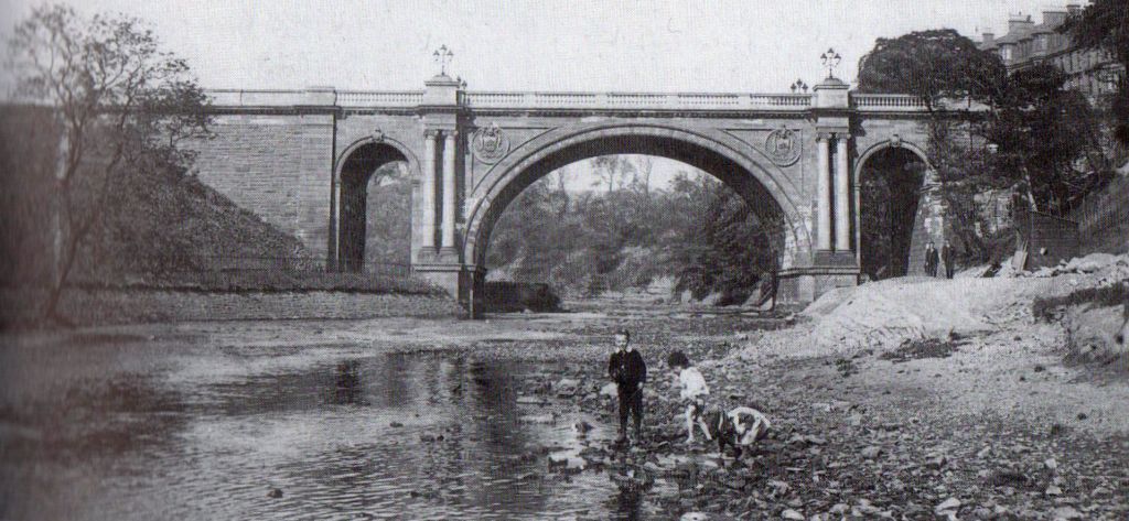 Kirklee Bridge ( b1899-1900 ) over the River Kelvin
