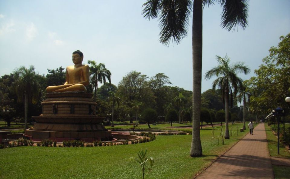 Buddha Statue in Viharamahadevi Park