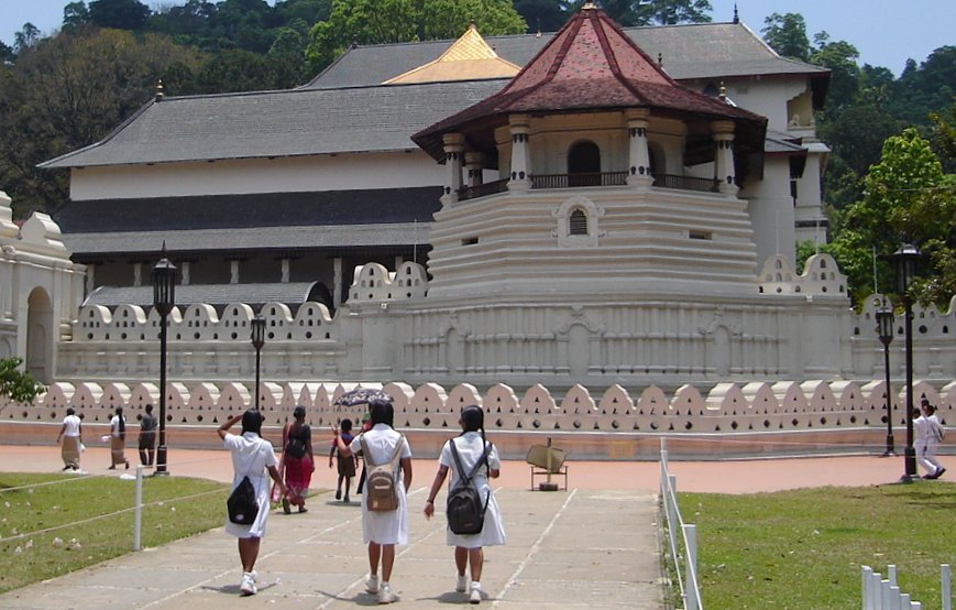 Sri Lankan Schoolgirls entering Sri Dalada Maligawa ( Temple of the Tooth )