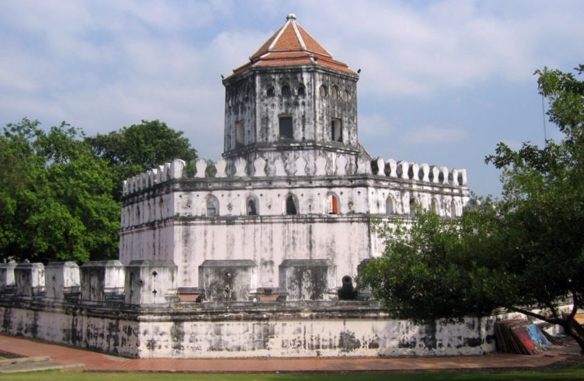 Phra Sumen Fort in Santichaiprakan Park Bangkok