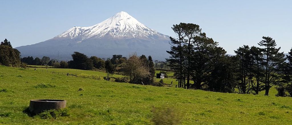 Photographs and location map of Mount Egmont ( Taranaki ) in the North ...